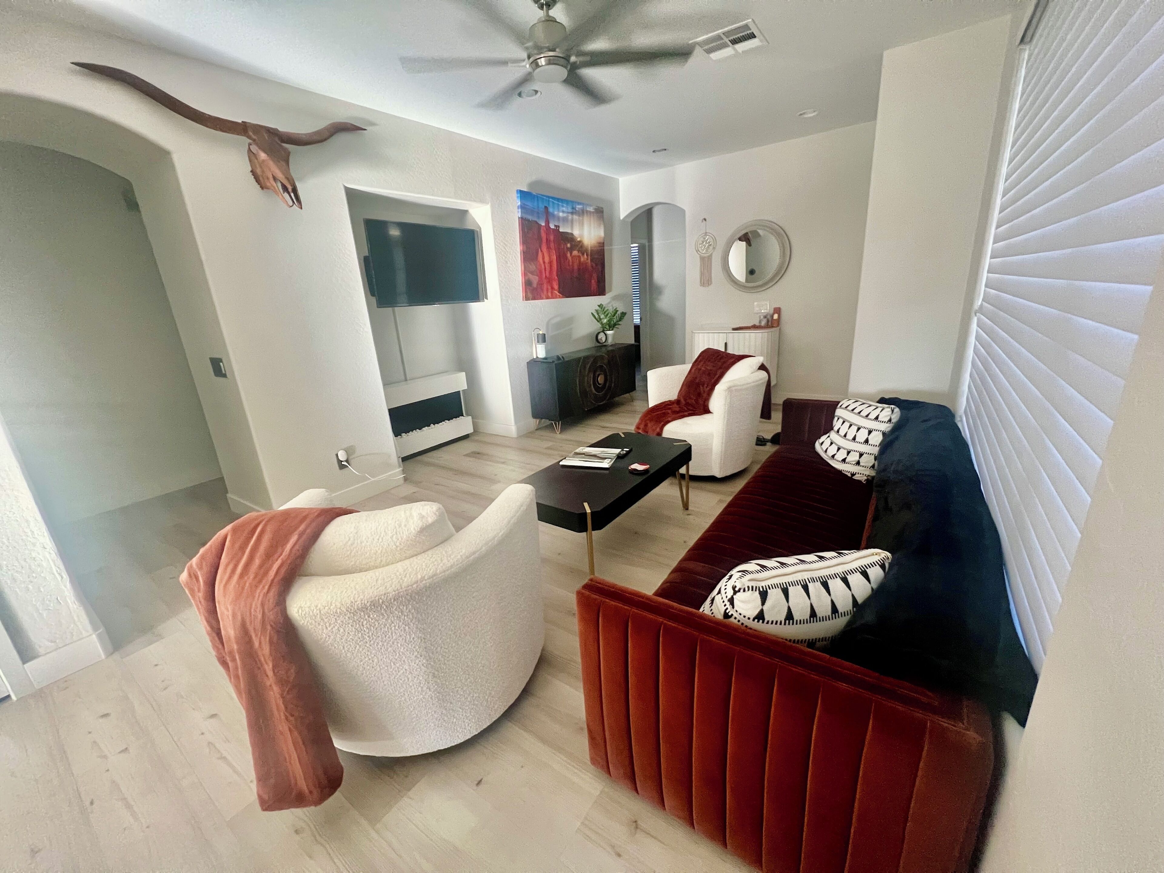 Smart TV, fireplace