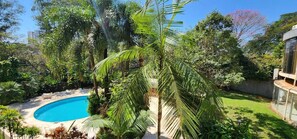 Una piscina al aire libre