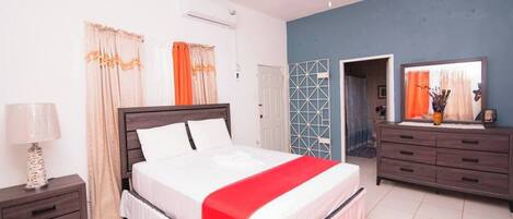 2 dormitorios, tabla de planchar con plancha, cuna de viaje