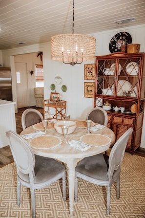 Dining - MoonShiner Farm - Shiner TX (Shiner)