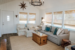 Living area - MoonShiner Farm - Shiner TX (Shiner)