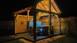 Outdoor spa tub - Northumberland Luxury Stays - The Newland (Northumberland)