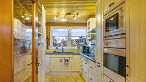 Fridge, microwave, oven, stovetop - Holiday flat "am Talsee", with lake view, balcony and Wifi (Unterkirnach)