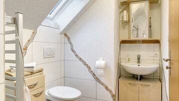 Douche, sĂšche-cheveux, serviettes fournies