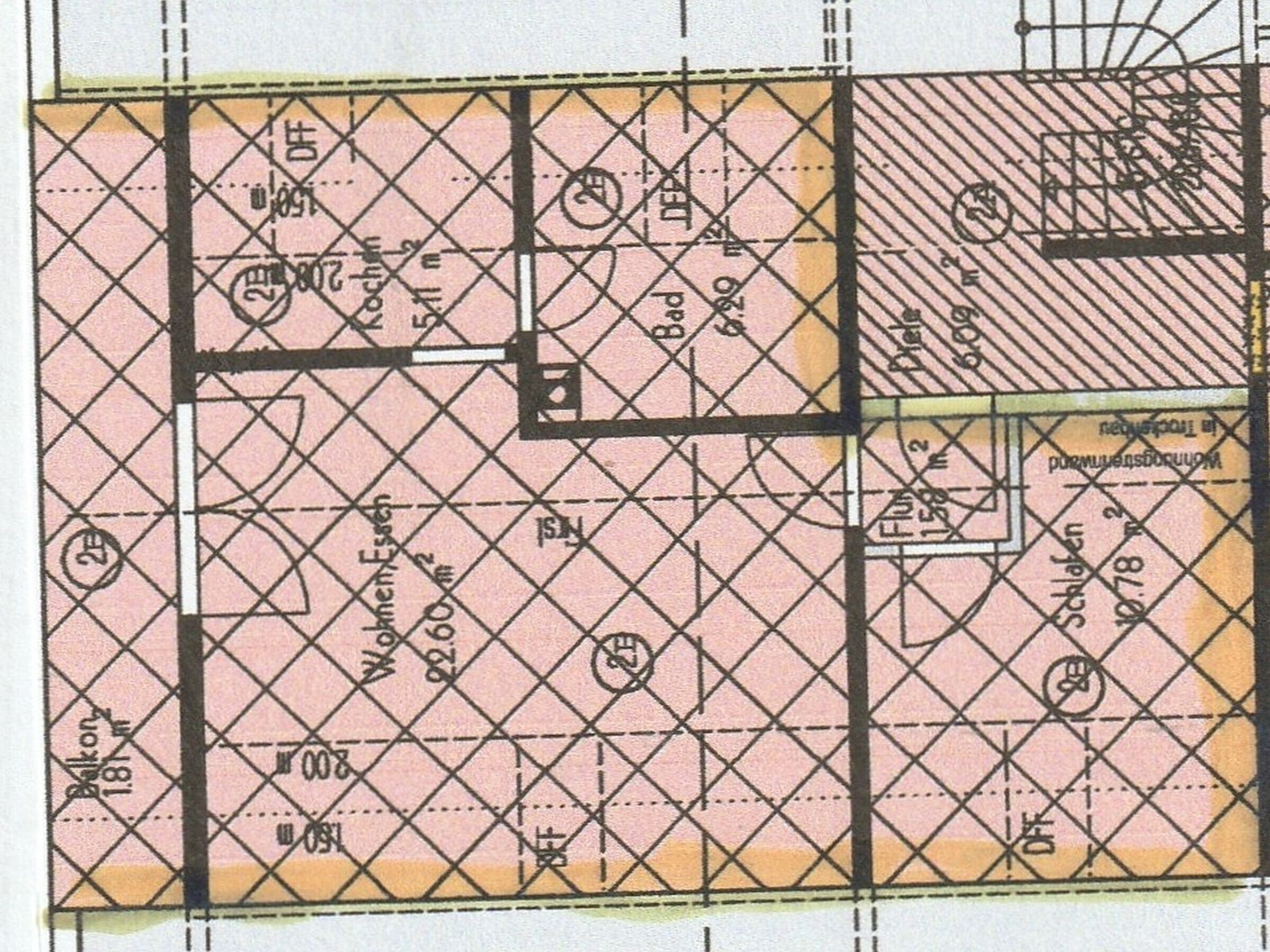 Un plan d’étage indiquant les différentes pièces et les couloirs, et comprenant également un balcon.
