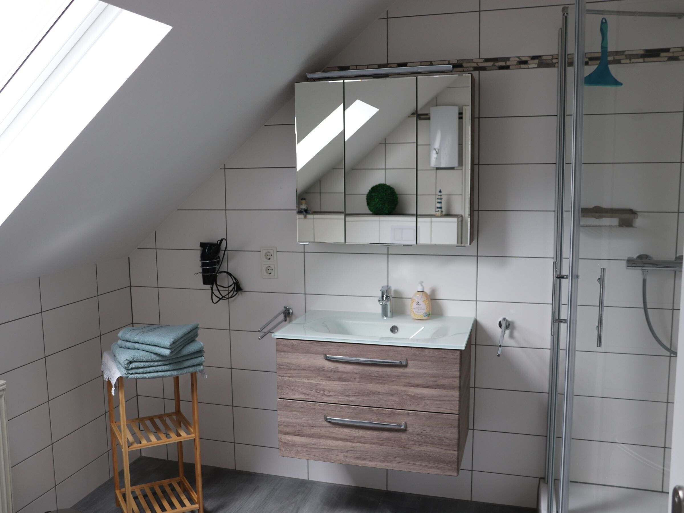 Dusche, Haartrockner, Handtücher