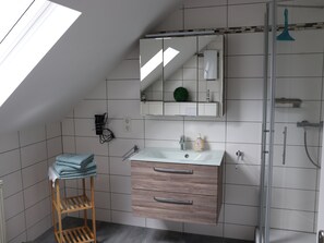 淋浴设施、吹风机、毛巾