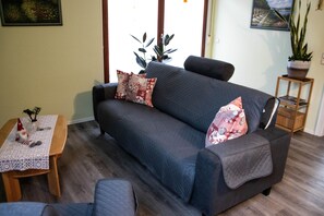 TV - Apartment "Rosenberger" with Mountain View, Balcony & Wi-Fi (Lennestadt)