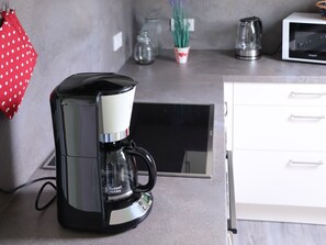 Een koelkast, een microgolfoven, een oven, een kookplaat