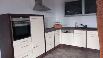 Een koelkast, een magnetron, een oven, een kookplaat