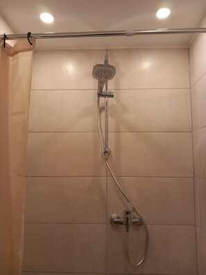 Shower, towels - Apartment "1 Bartölke" with Private Terrace & Wi-Fi (Bockenem)