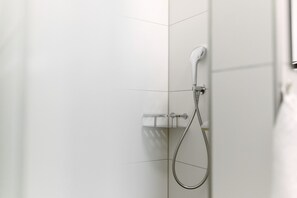 Douche, sĂšche-cheveux, serviettes fournies