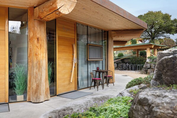 Outdoor dining - Apartment '-2-die Zwei, Studio 35qm' with Private Terrace, Shared Garden and Wi-Fi (Rosenfeld)