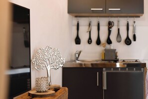 Fridge, oven, stovetop, coffee/tea maker