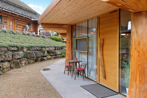 Outdoor dining - Apartment '-3-die Drei, Studio 35qm' with Private Terrace, Shared Garden and Wi-Fi (Rosenfeld)