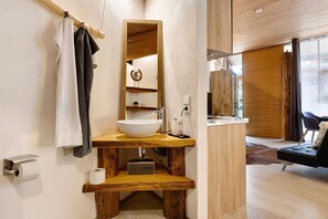 Shower, hair dryer, towels - Apartment '-3-die Drei, Studio 35qm' with Private Terrace, Shared Garden and Wi-Fi (Rosenfeld)