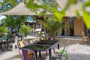 Outdoor dining - Apartment '-3-die Drei, Studio 35qm' with Private Terrace, Shared Garden and Wi-Fi (Rosenfeld)