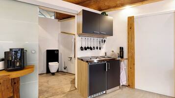 Fridge, oven, stovetop, coffee/tea maker