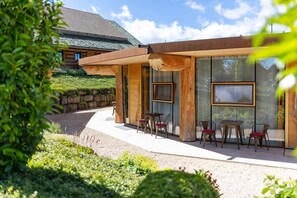 Outdoor dining - Apartment '-3-die Drei, Studio 35qm' with Private Terrace, Shared Garden and Wi-Fi (Rosenfeld)