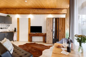 TV - Apartment '-3-die Drei, Studio 35qm' with Private Terrace, Shared Garden and Wi-Fi (Rosenfeld)