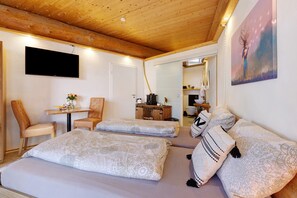 1 slaapkamer, een strijkplank/strijkijzer, gratis wifi, beddengoed