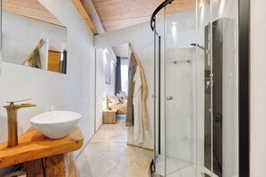 Shower, hair dryer, towels