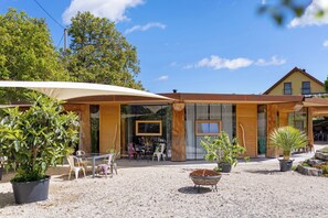 Outdoor dining - Apartment '-4-die Vier, Studio 25qm' with Private Terrace, Shared Garden and Wi-Fi (Rosenfeld)