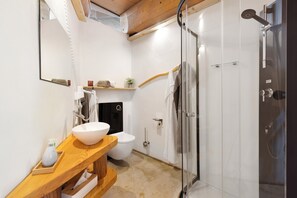 Shower, hair dryer, towels