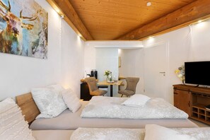 1 bedroom, iron/ironing board, free WiFi, bed sheets - Studio Apartment '-5-die Fünf,  25qm' with Private Terrace, Shared Garden and Wi-Fi (Rosenfeld)