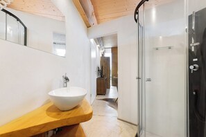 Dusche, Haartrockner, Handtücher