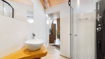 Dusche, Haartrockner, Handtücher