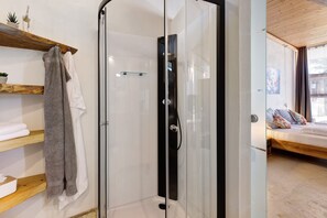 シャワー、ヘアドライヤー、タオル