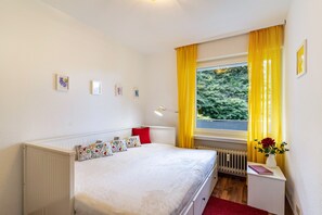 2 bedrooms, iron/ironing board, free WiFi, bed sheets