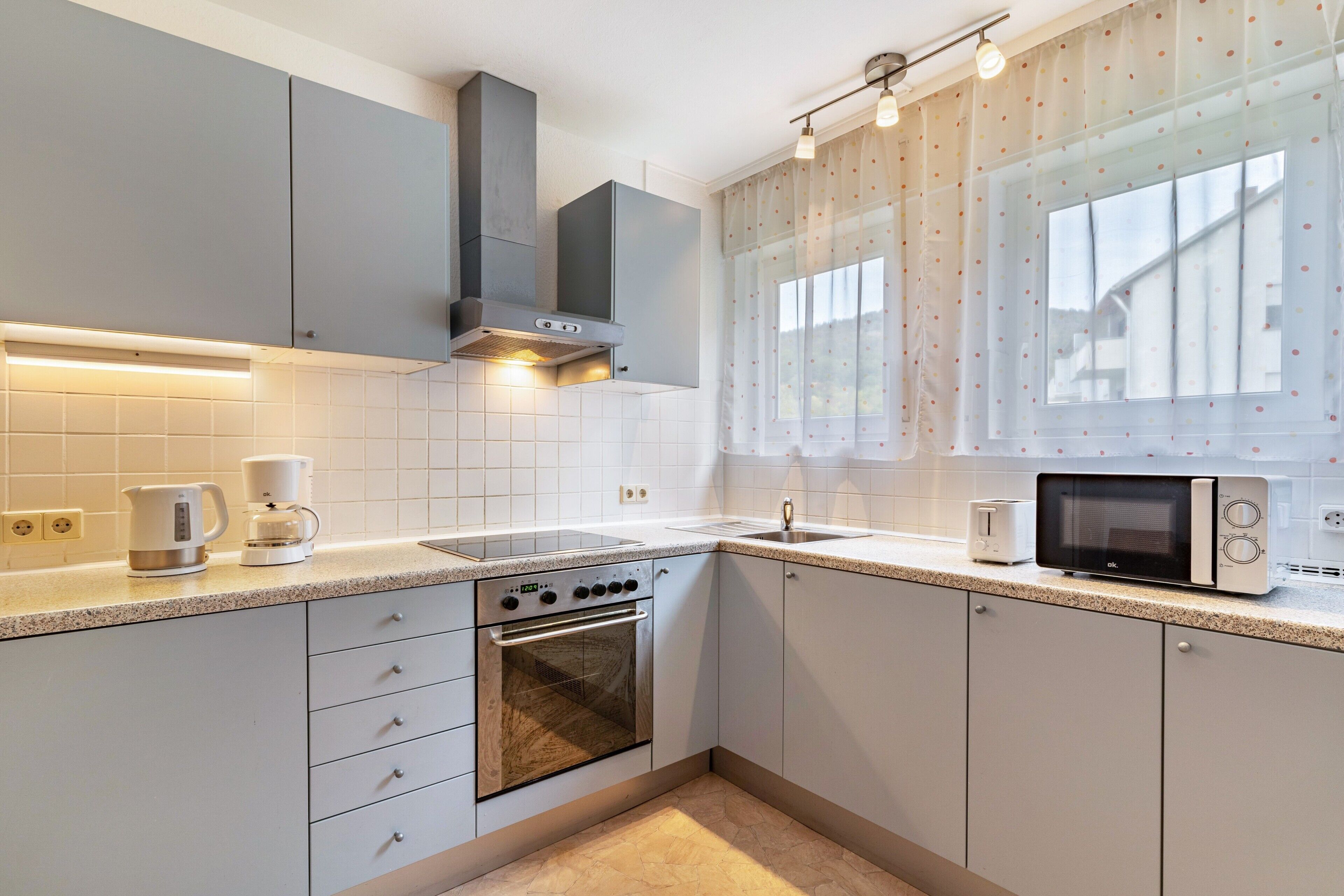 Frigorifero, microonde, forno, piano cottura