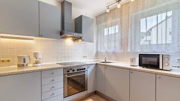 Frigorifero, microonde, forno, piano cottura