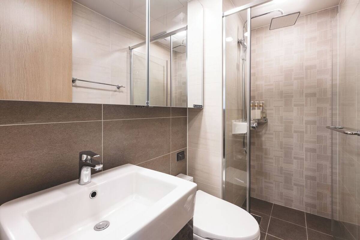 Ein modernes Badezimmer mit Badewanne, Toilette und Duschkabine.
