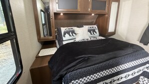Ein Schlafzimmer mit einem Bett, einem Schminktisch und einem Spiegel.