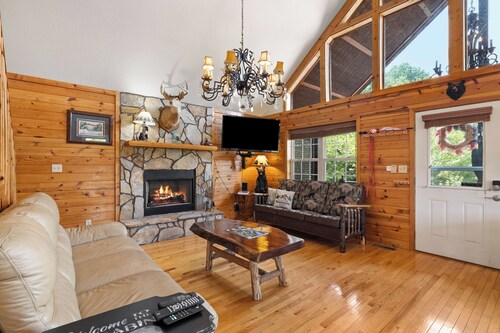 Family and pet friendly Mountain Cabin with hot tub and mountain views