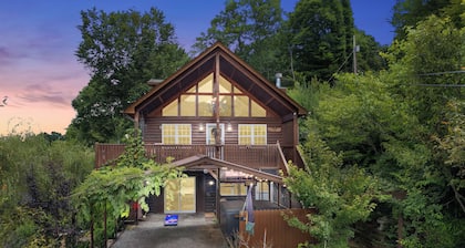 Pet and Family friendly Luxury Cabin with hot tub and mountain views