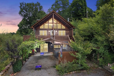 Pet and Family friendly Luxury Cabin with hot tub and mountain views