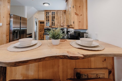 This Cabin is rustic, located minutes to slopes & village 