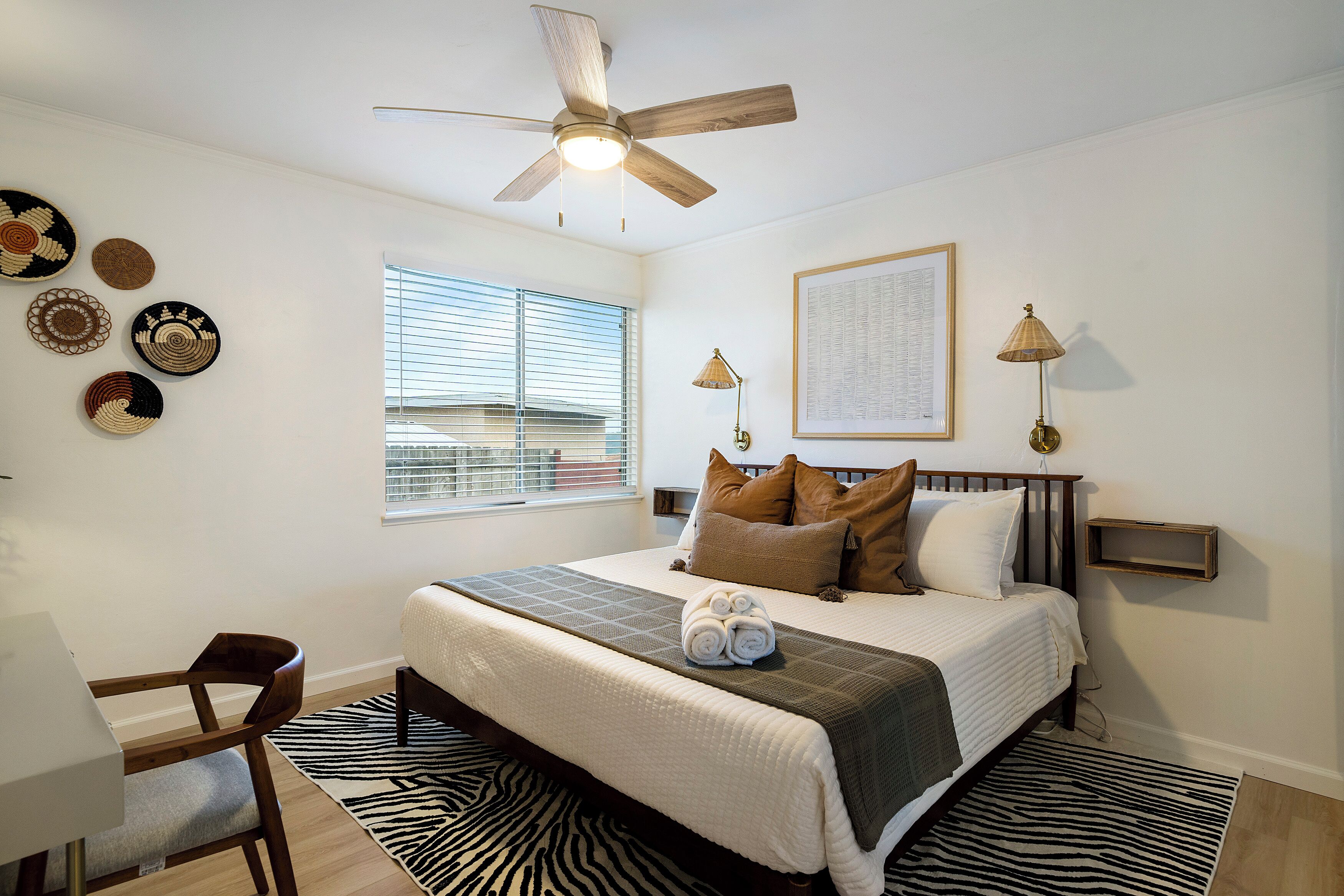 2 chambres, coffres-forts dans les chambres, bureau