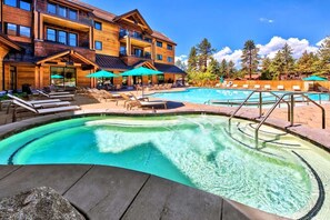 A heated pool - Gondola @Heavenly, 6 Beds, Pool+Hot Tub, Game Room (South Lake Tahoe)