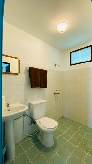 Basic Room, 1 Bedroom, Non Smoking, Balcony | Bathroom | Free toiletries - Orchard House Resort (Ko Pha-ngan)