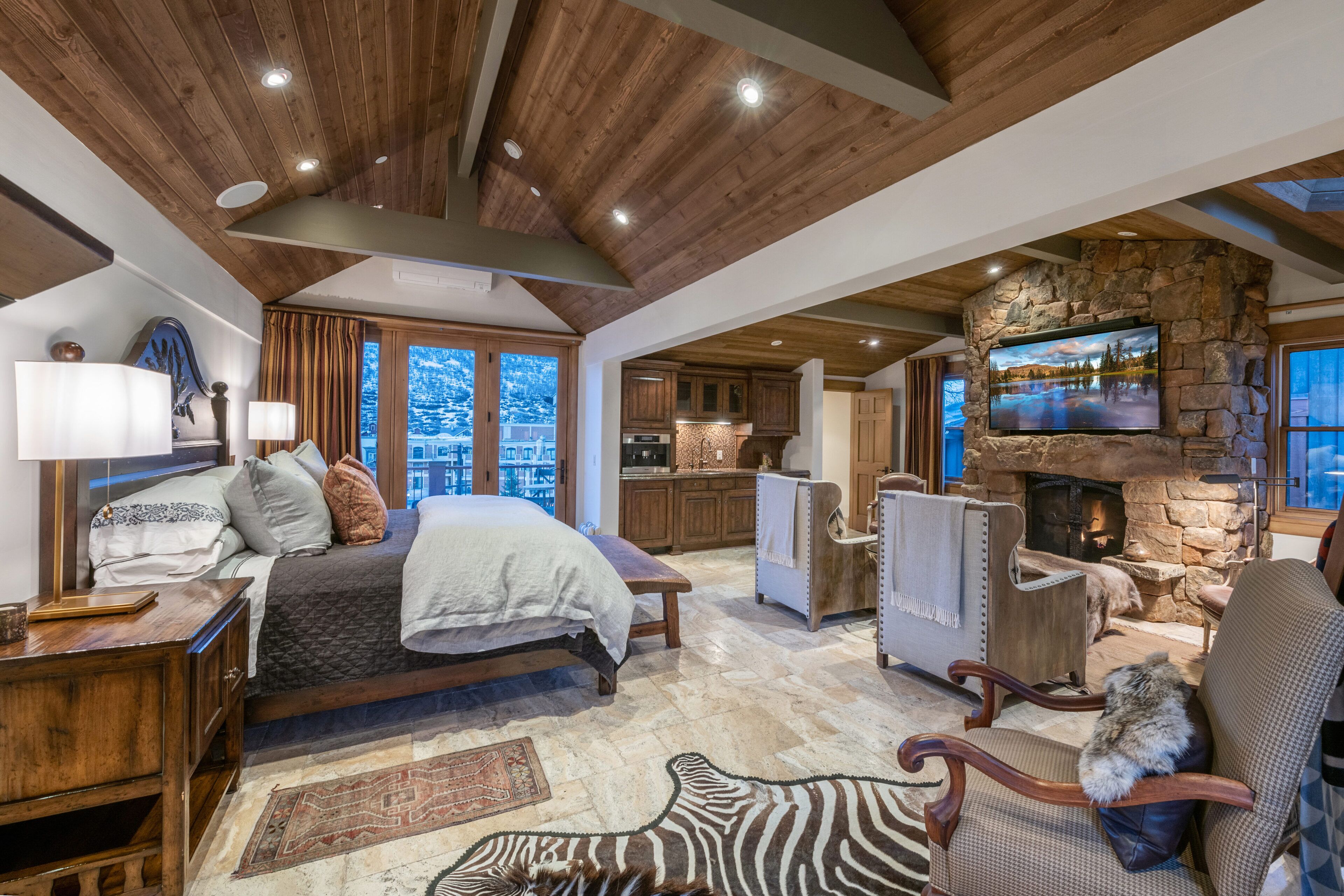 4 室のベッドルーム、デスク、WiFi (無料)