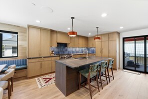 Kühlschrank, Mikrowelle, Ofen, Geschirrspüler