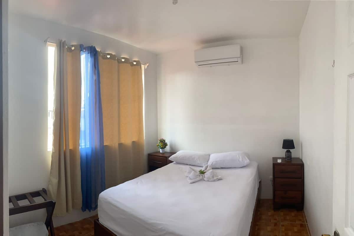 Habitación básica doble | Ropa de cama de alta calidad, edredón, camas Tempur-Pedic y wifi gratis