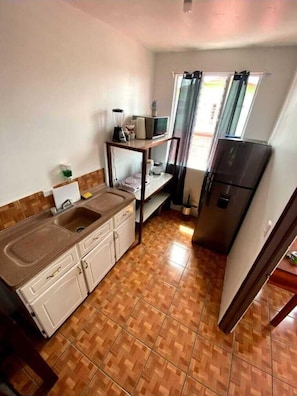 Basic-Doppelzimmer | Eigene Küche | Großer Kühlschrank, Mikrowelle, Wasserkocher mit Kaffee-/Teezubehör