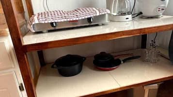 Basic Double Room | Dapur peribadi | Peti sejuk/penyejuk beku saiz penuh, ketuhar gelombang mikro