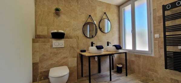 Dusche, kostenlose Toilettenartikel, Haartrockner, Handtücher